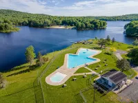 Pocono Chalet-Style Cabin in Arrowhead Lake! Community Fees Included! - 샬레 호텔