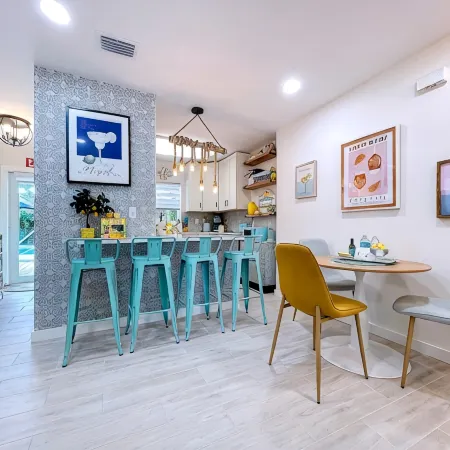 Charming Ground Level Resort Style 3unit condo unit B a few steps from the beach