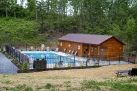 Spectacular Views, Jacuzzi, Clean Cabin, Fast Wifi, Ideal Location, by Dollywood - مسبح خاص