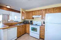 Cozy 2 Bed, 2 Bath Condo on Golf Course with Hot tub, Sauna, & Pool! Unit #3 - Træningscentre