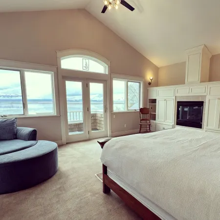 Gorgeous Cozy Spacious Bayfront home with Stunning Views and Beach Access
