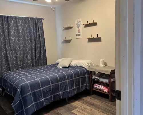 Charming 3-bedroom pet friendly house with fenced in yard in Clinton, IA. Hotels in Clinton