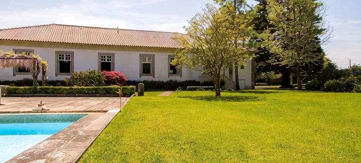 Liiiving in Ofir | Manor Pool House Hotels in Esposende