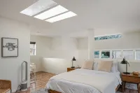 Designer Loft with parking 5min to the beach ! - 4성급