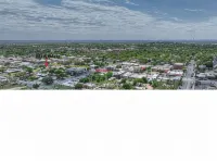 The Grove E with Hot Tub & King Bed - 2 Blks to Main - 4-Star
