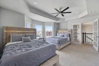 GREAT DEAL! Huge and Stylish Lake View House in Rowlett - สระว่ายน้ำส่วนตัว