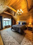 THE LOFT 3 level urban cabin with a HUGE patio! - โฮมสเตย์