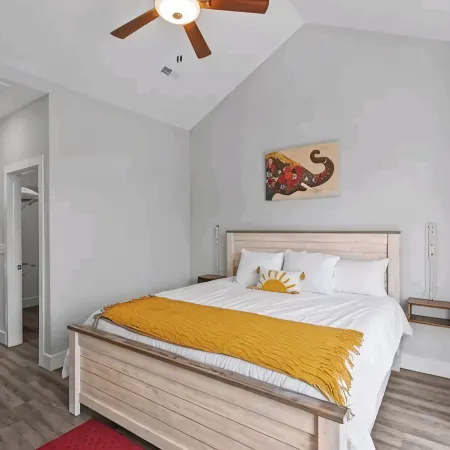One Of A Kind townhouse with mountainline views of the city