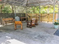 Spacious Family Retreat: Terrace, Inground Pool, Solar Power, Wi-fi, Pool Table Hotels in Pole Ojea