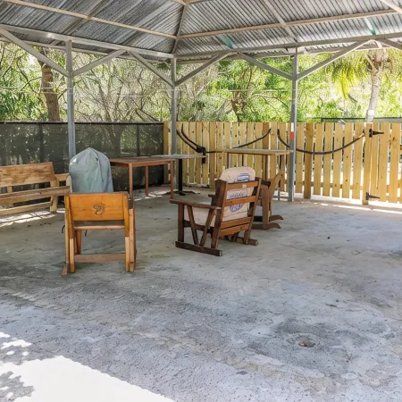 Spacious Family Retreat: Terrace, Inground Pool, Solar Power, Wi-fi, Pool Table Hotels in Pole Ojea