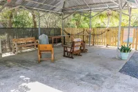 Spacious Family Retreat: Terrace, Inground Pool, Solar Power, Wi-fi, Pool Table - Homestays