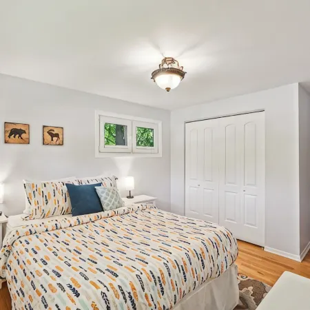 Cozy Pet & Family-friendly fully fenced beautiful  backyard