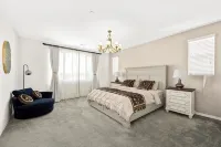 Airport/New/Clean/Large Space/King Bed/3 TVS - 3 ดาว