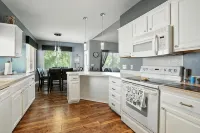 Modern Home in NW Omaha - 방갈로