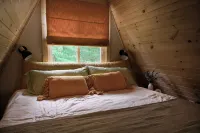 Cozy A-Frame Cottage, Peaceful Location, Hot Tub, Fire Pit, King Bed, Near Dells - Homestays