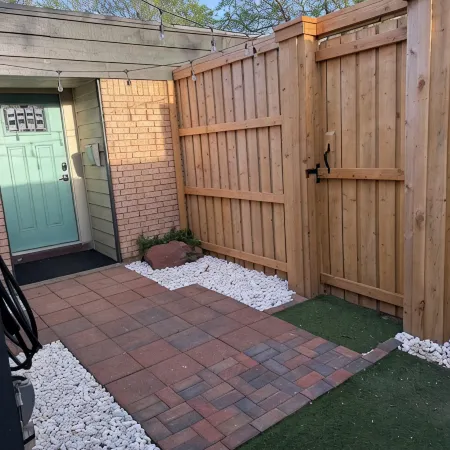 Charming 2-bedroom house with indoor hot tub and spa! Free EV Charger!