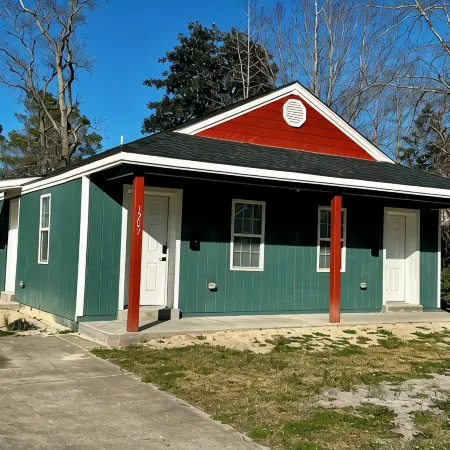 Cozy 1-bedroom apartment in Lumberton with AC, WiFi.
