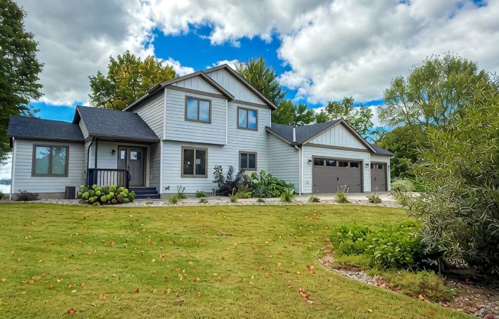 Spacious, modern lake-front vacation home/ scrapbooking/quilting retreat