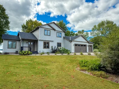 Spacious, modern lake-front vacation home/ scrapbooking/quilting retreat