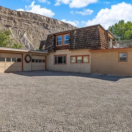 Spacious 5-bedroom house with WiFi, AC in charming Palisade