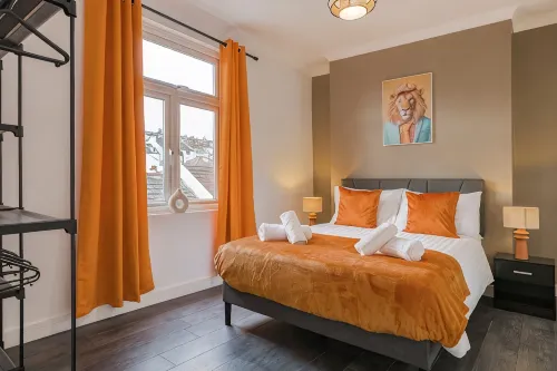 Station Side Sanctuary - 2BR Central Brighton Stay