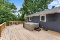 Beaver Lake Getaway-15 min from downtown Rogers with HOT TUB!