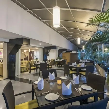 Park Ornate Hotel Viman Nagar Отели рядом с достопримечательностью «Сады Ошо Теерт»