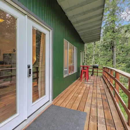 Cabin Steps from Mt. Rainier Park