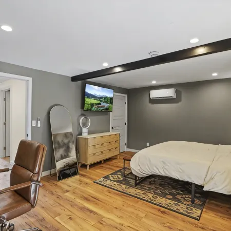 Spacious and Modern Pet-Friendly Chalet in the Pines—perfect for large groups!