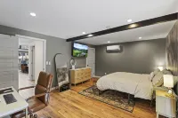 Spacious and Modern Pet-Friendly Chalet in the Pines—perfect for large groups!