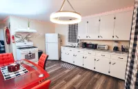 Trendy Downtown Nashua Getaway: Checkers-Themed 1 Bed/1 Bath! - Boutique