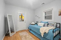 Spacious 4-bedroom apartment with WiFi, AC in enjoyable Newark - 3-Star