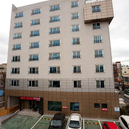 Jeju the Red Hotel Отели рядом с достопримечательностью «Храм Йончхукса»