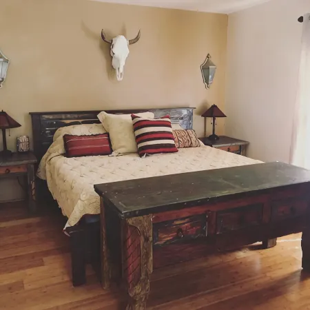 Easy Walk to the Plaza, Gated Retreat, nearby Ski Santa Fe!