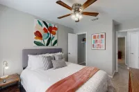Stylish townhome, sleeps 8, pet friendly. - balcony