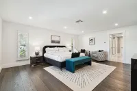 Luxury Private 7Br Lakeside Villa with Heated Pool, Putting Green & Fire Pit - 4-Star
