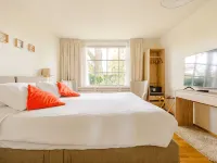 60 m2 luxury apartment with double jacuzzi and private Finnish sauna, in villa Hotels in Oss