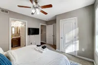 Walkable to Oakley Square-Newly Renovated-King Bed