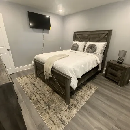 Cozy Home, fully fenced  with huge back yard