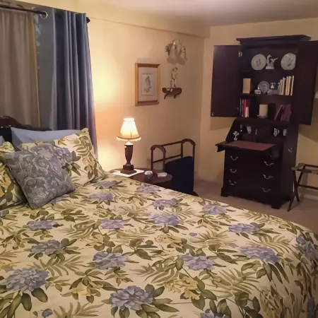 Cozy Rosecrest Suite, 1 min to I-75, full kitchen, sleeps 4, Safe area
