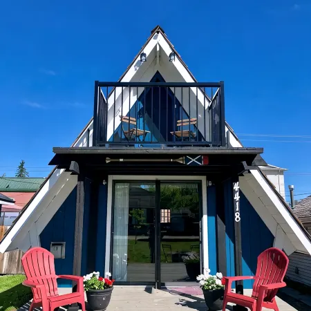Cozy A-frame cabin 1/2 block from the gorgeous Sylvan Lake beach, parks & pubs