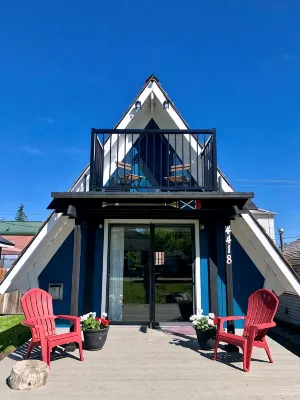 Cozy A-frame cabin 1/2 block from the gorgeous Sylvan Lake beach, parks & pubs