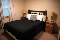 Charming 2-bedroom cottage with loft, AC, and WiFi on peaceful 295-acre property