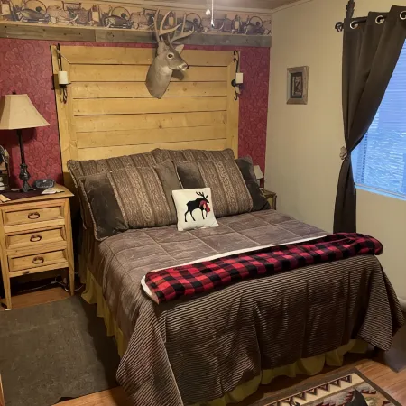 Mountain Cabin walking distance to Park and Brewery. Level off street parking.