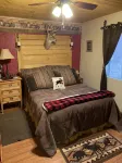 Mountain Cabin walking distance to Park and Brewery. Level off street parking.