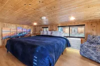 Cabin w/Loft in South Lake Tahoe - 15 Mins from Skiing, Stateline & Emerald Bay - Chalets