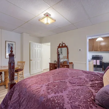 Spacious 1 Br Stratton House: A Cozy Downtown Stay Backing to Culp's Hill