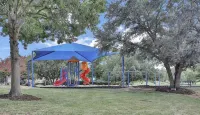 Spacious 2-bedroom Condo with Lake Views and WiFi - Sleeps 6 - ジャグジー