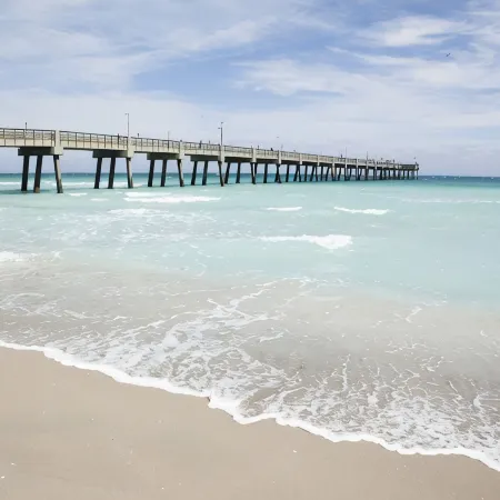 Lovely 2 - Bedroom Rental Unit Near the Beach