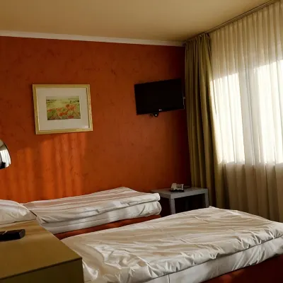 Rheinland Hotel Отели рядом с достопримечательностью «Станция метро Robert Kirchhoffstraße»